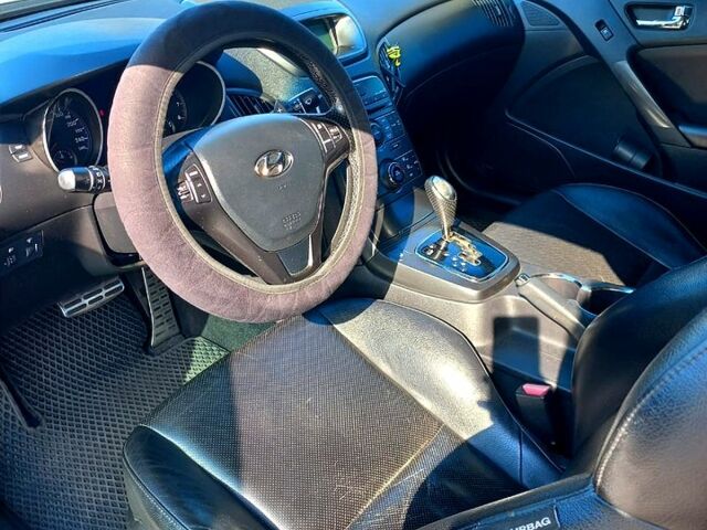 Белый Хендай Genesis Coupe, объемом двигателя 2 л и пробегом 200 тыс. км за 9100 $, фото 5 на Automoto.ua