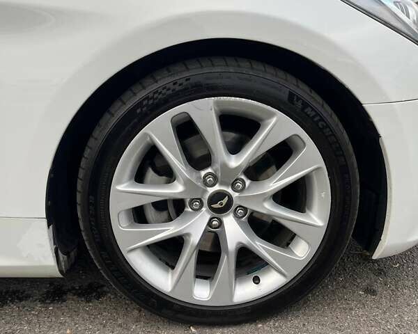 Белый Хендай Genesis Coupe, объемом двигателя 2 л и пробегом 113 тыс. км за 11500 $, фото 11 на Automoto.ua