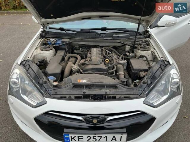 Белый Хендай Genesis Coupe, объемом двигателя 2 л и пробегом 113 тыс. км за 11500 $, фото 13 на Automoto.ua