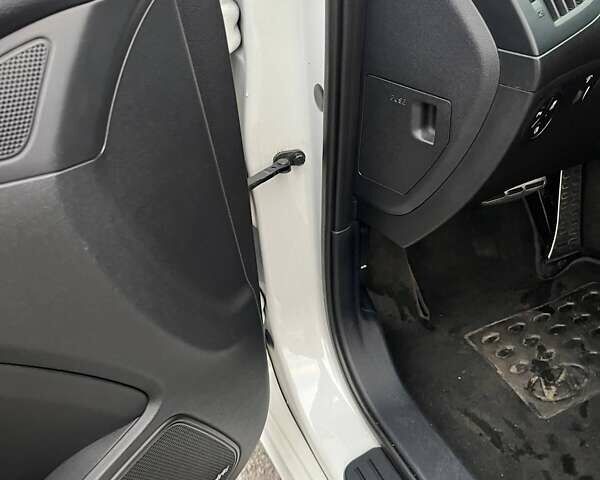 Белый Хендай Genesis Coupe, объемом двигателя 2 л и пробегом 113 тыс. км за 11500 $, фото 17 на Automoto.ua