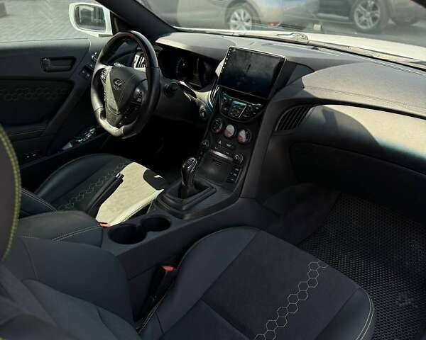 Белый Хендай Genesis Coupe, объемом двигателя 3.8 л и пробегом 49 тыс. км за 14900 $, фото 13 на Automoto.ua