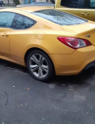Желтый Хендай Genesis Coupe, объемом двигателя 2 л и пробегом 253 тыс. км за 10000 $, фото 3 на Automoto.ua