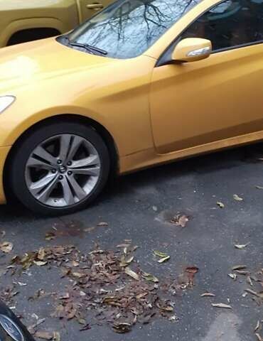 Желтый Хендай Genesis Coupe, объемом двигателя 2 л и пробегом 253 тыс. км за 10000 $, фото 2 на Automoto.ua
