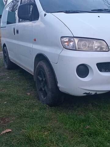 Белый Хендай H-1, объемом двигателя 2.48 л и пробегом 450 тыс. км за 2600 $, фото 1 на Automoto.ua