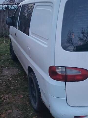 Белый Хендай H-1, объемом двигателя 2.48 л и пробегом 450 тыс. км за 2600 $, фото 3 на Automoto.ua