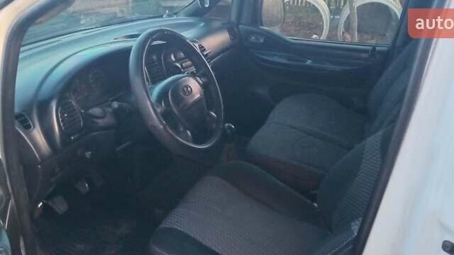 Белый Хендай H-1, объемом двигателя 2.48 л и пробегом 450 тыс. км за 2600 $, фото 4 на Automoto.ua