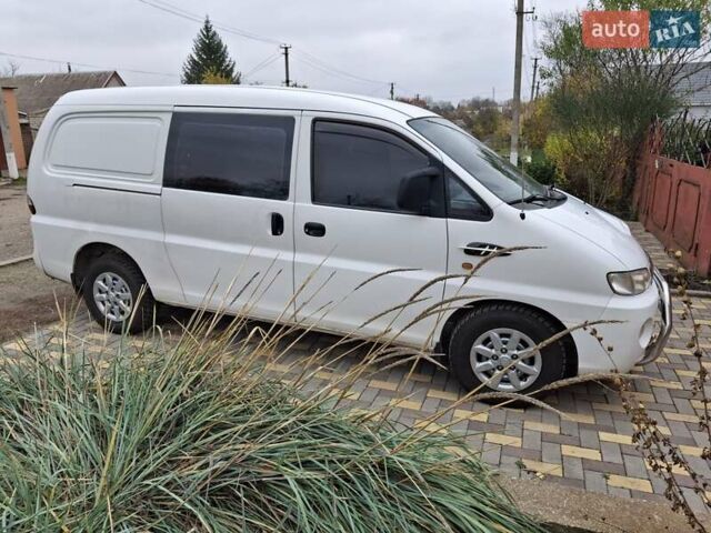 Белый Хендай H-1, объемом двигателя 2.5 л и пробегом 348 тыс. км за 4300 $, фото 2 на Automoto.ua