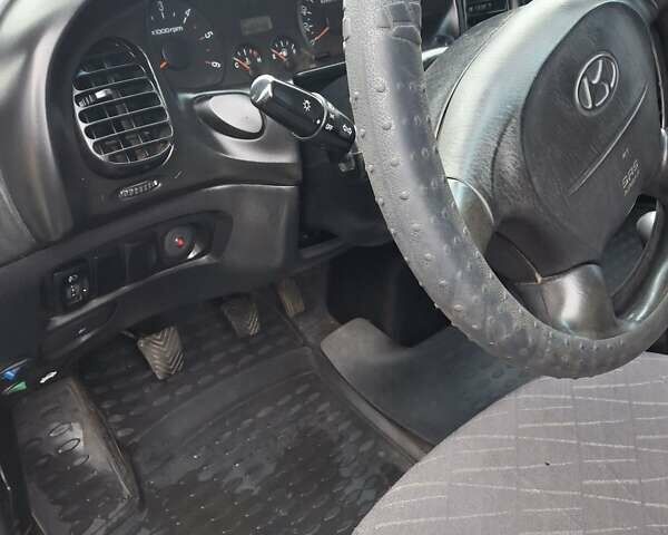 Белый Хендай H-1, объемом двигателя 2.5 л и пробегом 348 тыс. км за 4300 $, фото 9 на Automoto.ua