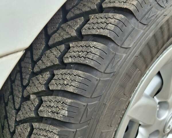 Белый Хендай H-1, объемом двигателя 2.5 л и пробегом 348 тыс. км за 4300 $, фото 21 на Automoto.ua