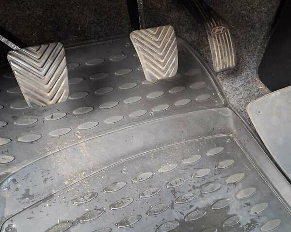 Белый Хендай H-1, объемом двигателя 2.5 л и пробегом 348 тыс. км за 4300 $, фото 14 на Automoto.ua