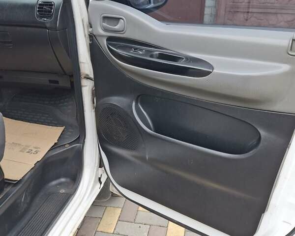 Белый Хендай H-1, объемом двигателя 2.5 л и пробегом 348 тыс. км за 4300 $, фото 15 на Automoto.ua