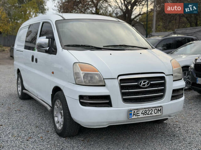 Білий Хендай H-1, об'ємом двигуна 2.4 л та пробігом 235 тис. км за 3999 $, фото 3 на Automoto.ua