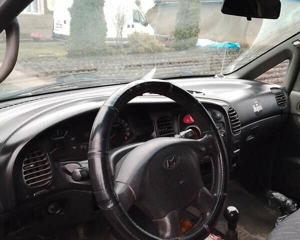 Белый Хендай H-1, объемом двигателя 2.48 л и пробегом 267 тыс. км за 4200 $, фото 3 на Automoto.ua