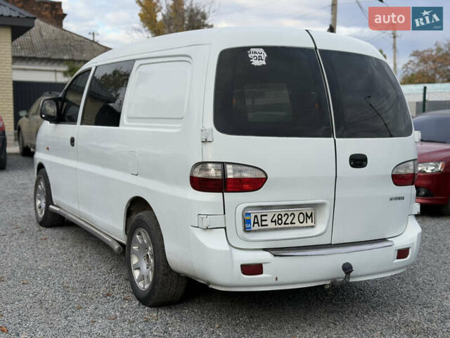 Білий Хендай H-1, об'ємом двигуна 2.4 л та пробігом 235 тис. км за 3999 $, фото 1 на Automoto.ua