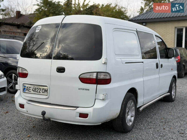 Білий Хендай H-1, об'ємом двигуна 2.4 л та пробігом 235 тис. км за 3999 $, фото 2 на Automoto.ua