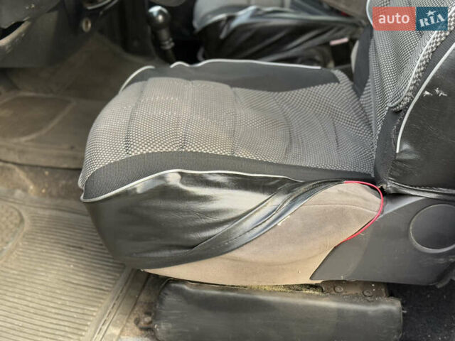 Білий Хендай H-1, об'ємом двигуна 2.4 л та пробігом 235 тис. км за 3999 $, фото 7 на Automoto.ua