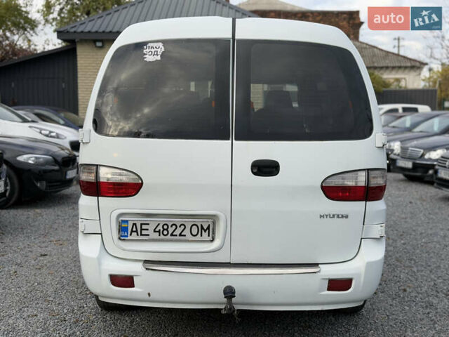 Білий Хендай H-1, об'ємом двигуна 2.4 л та пробігом 235 тис. км за 3999 $, фото 5 на Automoto.ua