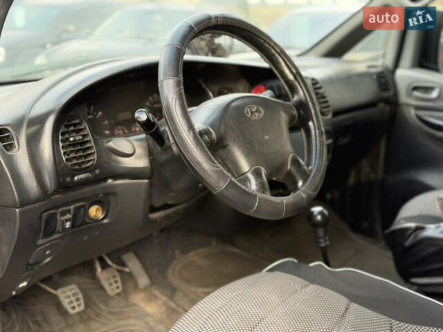 Білий Хендай H-1, об'ємом двигуна 2.4 л та пробігом 235 тис. км за 3999 $, фото 6 на Automoto.ua