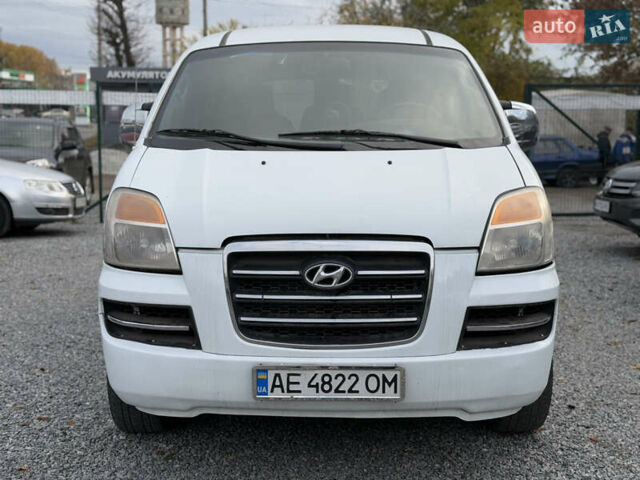 Білий Хендай H-1, об'ємом двигуна 2.4 л та пробігом 235 тис. км за 3999 $, фото 4 на Automoto.ua