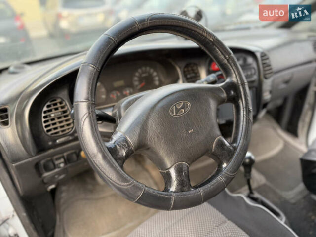 Білий Хендай H-1, об'ємом двигуна 2.4 л та пробігом 235 тис. км за 3999 $, фото 14 на Automoto.ua