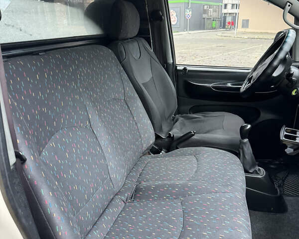 Белый Хендай H-1, объемом двигателя 2.48 л и пробегом 530 тыс. км за 6000 $, фото 8 на Automoto.ua