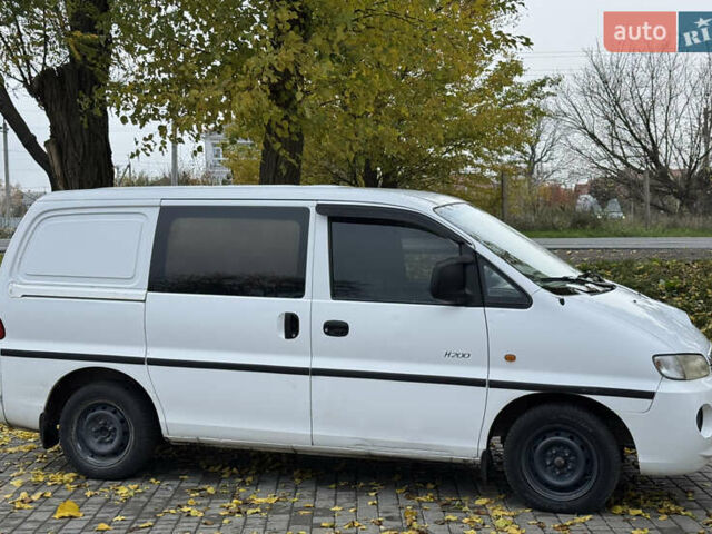 Белый Хендай H-1, объемом двигателя 2.48 л и пробегом 530 тыс. км за 6000 $, фото 2 на Automoto.ua