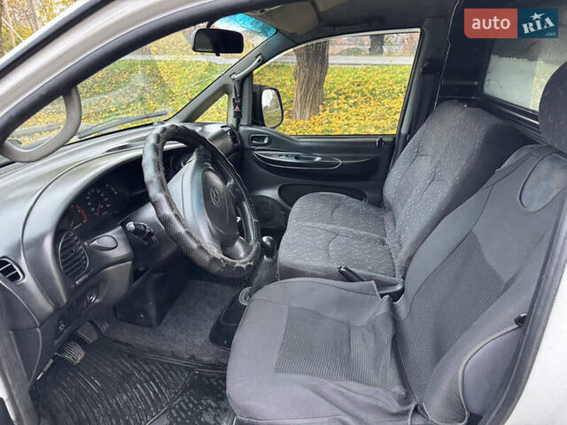 Белый Хендай H-1, объемом двигателя 2.48 л и пробегом 530 тыс. км за 6000 $, фото 10 на Automoto.ua