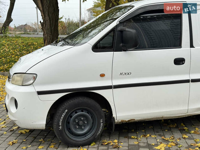 Белый Хендай H-1, объемом двигателя 2.48 л и пробегом 530 тыс. км за 6000 $, фото 4 на Automoto.ua