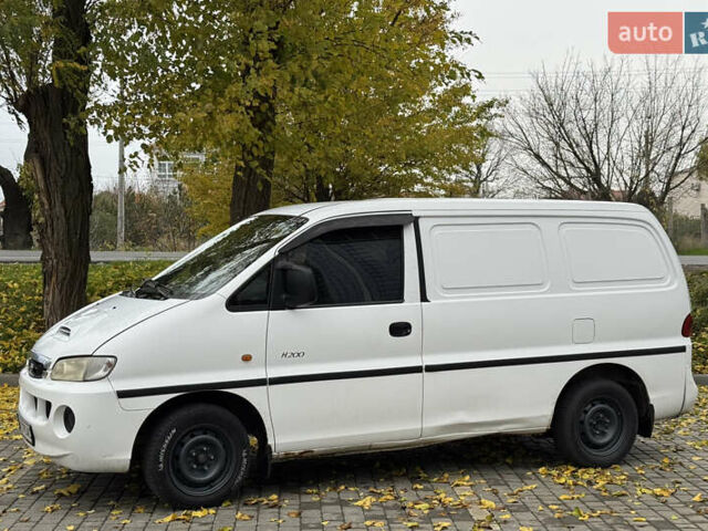 Белый Хендай H-1, объемом двигателя 2.48 л и пробегом 530 тыс. км за 6000 $, фото 3 на Automoto.ua