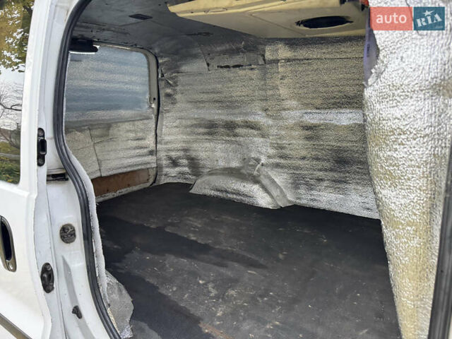 Белый Хендай H-1, объемом двигателя 2.48 л и пробегом 530 тыс. км за 6000 $, фото 6 на Automoto.ua