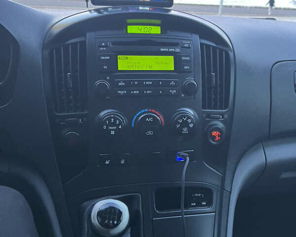 Білий Хендай H-1, об'ємом двигуна 2.5 л та пробігом 230 тис. км за 13000 $, фото 18 на Automoto.ua