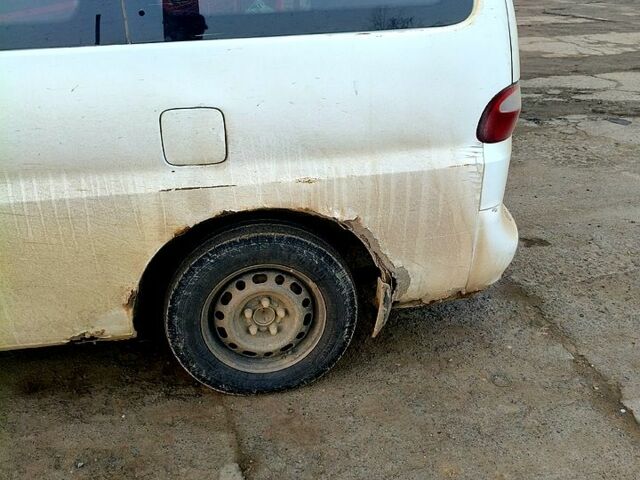 Білий Хендай H-1, об'ємом двигуна 2.5 л та пробігом 200 тис. км за 2000 $, фото 4 на Automoto.ua