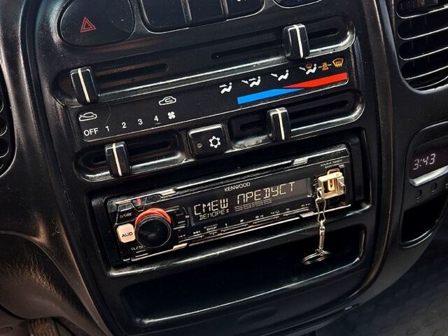 Білий Хендай H-1, об'ємом двигуна 2.5 л та пробігом 348 тис. км за 4900 $, фото 3 на Automoto.ua