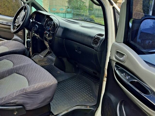 Білий Хендай H-1, об'ємом двигуна 2.5 л та пробігом 348 тис. км за 4900 $, фото 1 на Automoto.ua