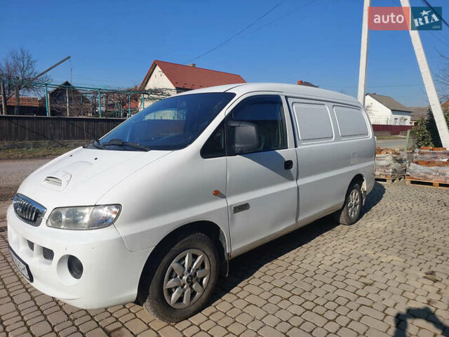 Белый Хендай H-1, объемом двигателя 2.5 л и пробегом 239 тыс. км за 3500 $, фото 2 на Automoto.ua