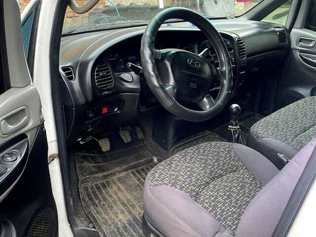 Белый Хендай H-1, объемом двигателя 2.5 л и пробегом 160 тыс. км за 2000 $, фото 2 на Automoto.ua