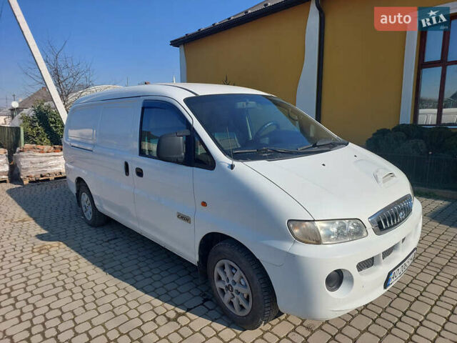 Белый Хендай H-1, объемом двигателя 2.5 л и пробегом 239 тыс. км за 3500 $, фото 6 на Automoto.ua