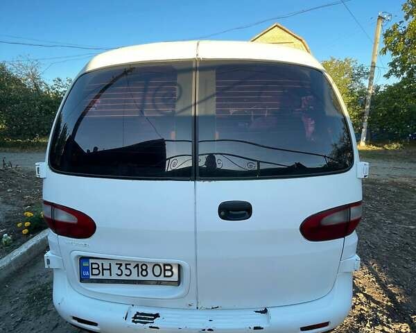 Белый Хендай H-1, объемом двигателя 2.48 л и пробегом 549 тыс. км за 3800 $, фото 5 на Automoto.ua