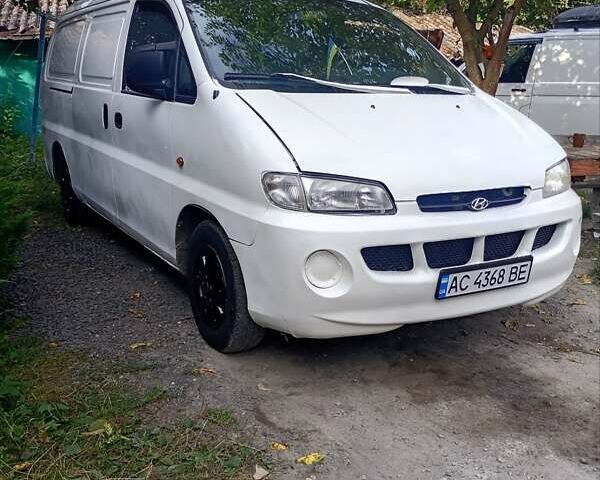 Белый Хендай H-1, объемом двигателя 2.5 л и пробегом 341 тыс. км за 4500 $, фото 4 на Automoto.ua