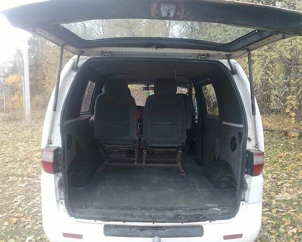 Белый Хендай H-1, объемом двигателя 2.5 л и пробегом 227 тыс. км за 2500 $, фото 1 на Automoto.ua