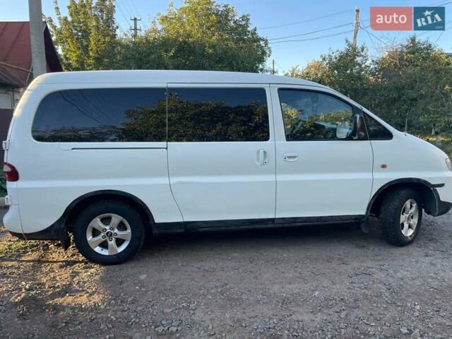 Белый Хендай H-1, объемом двигателя 2.48 л и пробегом 549 тыс. км за 3800 $, фото 2 на Automoto.ua