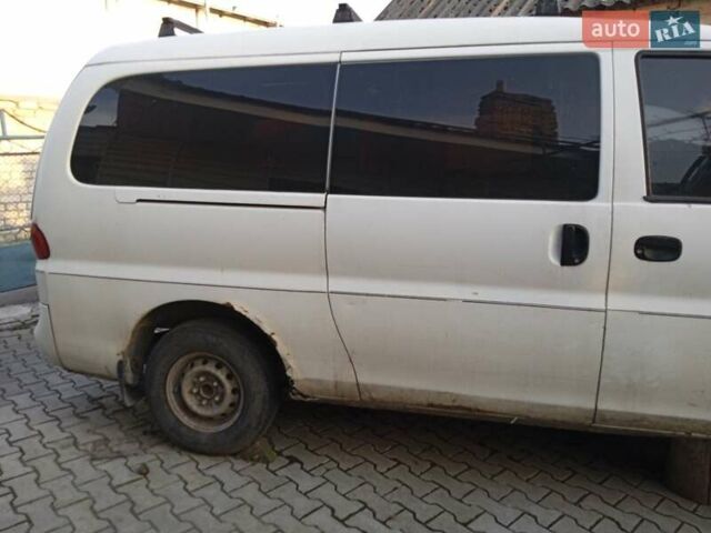 Белый Хендай H-1, объемом двигателя 2.5 л и пробегом 325 тыс. км за 1000 $, фото 9 на Automoto.ua