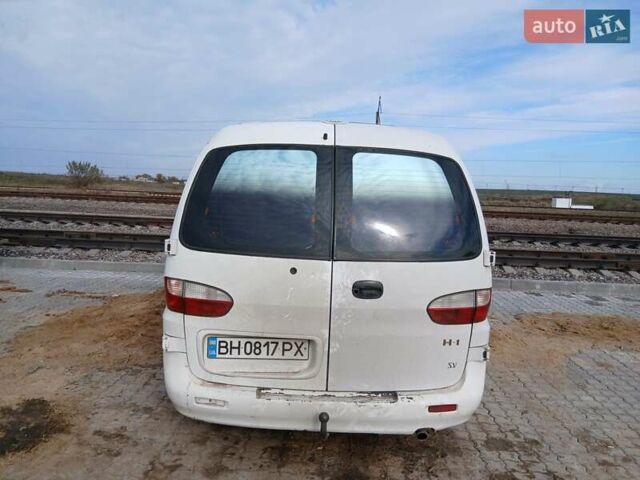 Белый Хендай H-1, объемом двигателя 2.5 л и пробегом 426 тыс. км за 4800 $, фото 3 на Automoto.ua