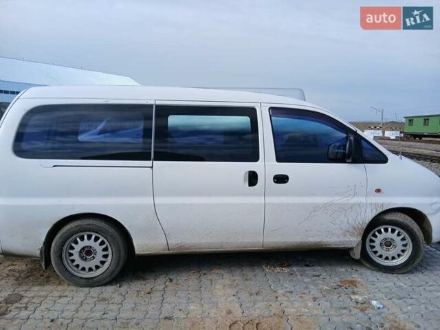 Белый Хендай H-1, объемом двигателя 2.5 л и пробегом 426 тыс. км за 4800 $, фото 2 на Automoto.ua