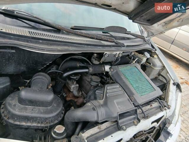 Белый Хендай H-1, объемом двигателя 2.5 л и пробегом 426 тыс. км за 4800 $, фото 4 на Automoto.ua