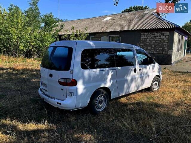 Белый Хендай H-1, объемом двигателя 2.48 л и пробегом 5 тыс. км за 5300 $, фото 1 на Automoto.ua