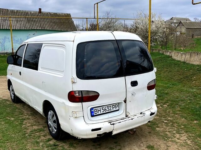 Белый Хендай H-1, объемом двигателя 2.5 л и пробегом 111 тыс. км за 2900 $, фото 3 на Automoto.ua