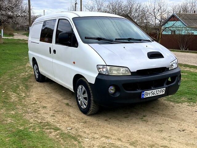 Белый Хендай H-1, объемом двигателя 2.5 л и пробегом 111 тыс. км за 2900 $, фото 1 на Automoto.ua