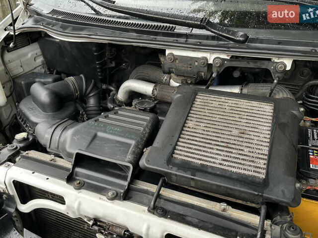 Белый Хендай H-1, объемом двигателя 2.5 л и пробегом 223 тыс. км за 5000 $, фото 11 на Automoto.ua