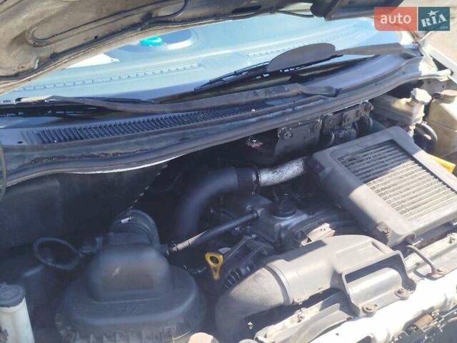 Белый Хендай H-1, объемом двигателя 2.5 л и пробегом 202 тыс. км за 5350 $, фото 11 на Automoto.ua